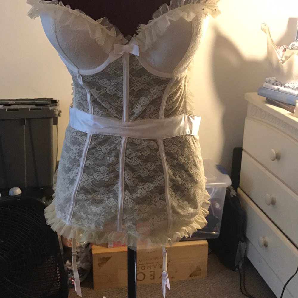 V/S I do collection. White.   36 C